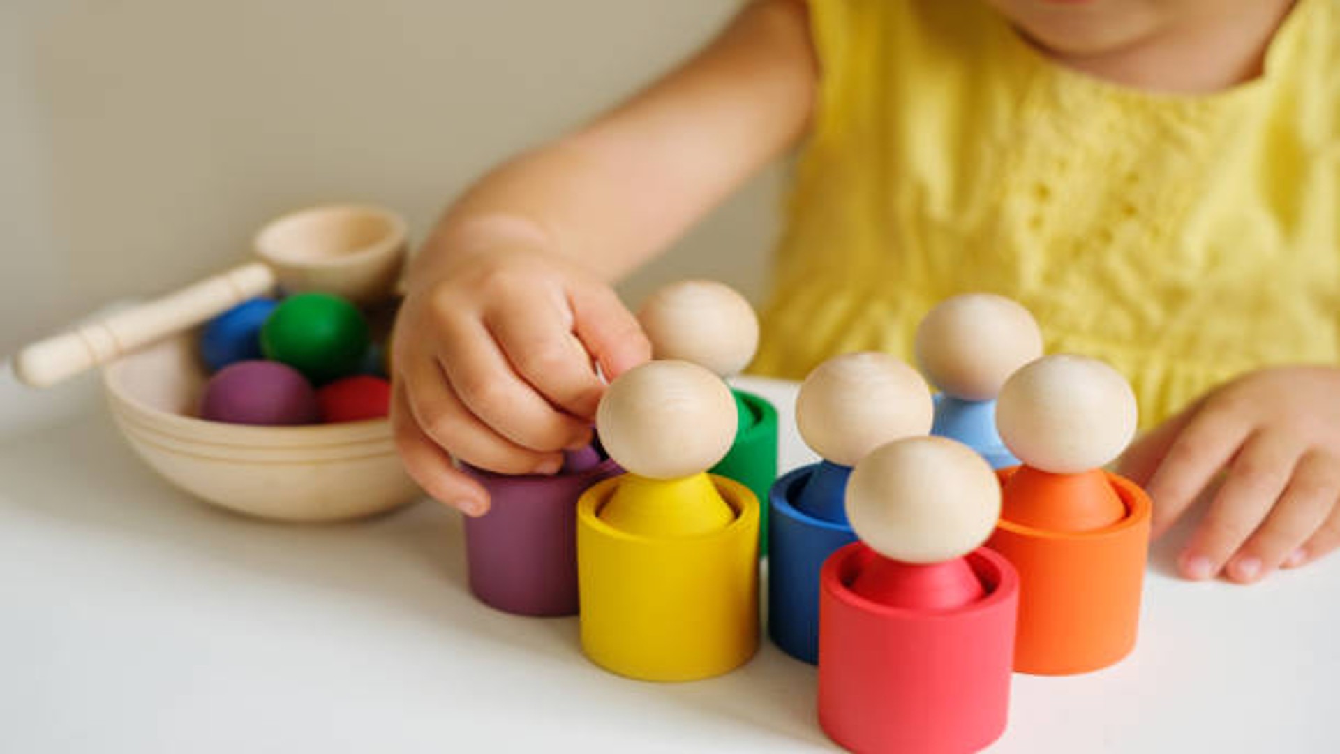 Scopri i giochi Montessori che stimolano la mente assorbente dei bambini nel 2025