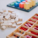 Come applicare il metodo Montessori a casa: risorse e consigli per genitori impegnati