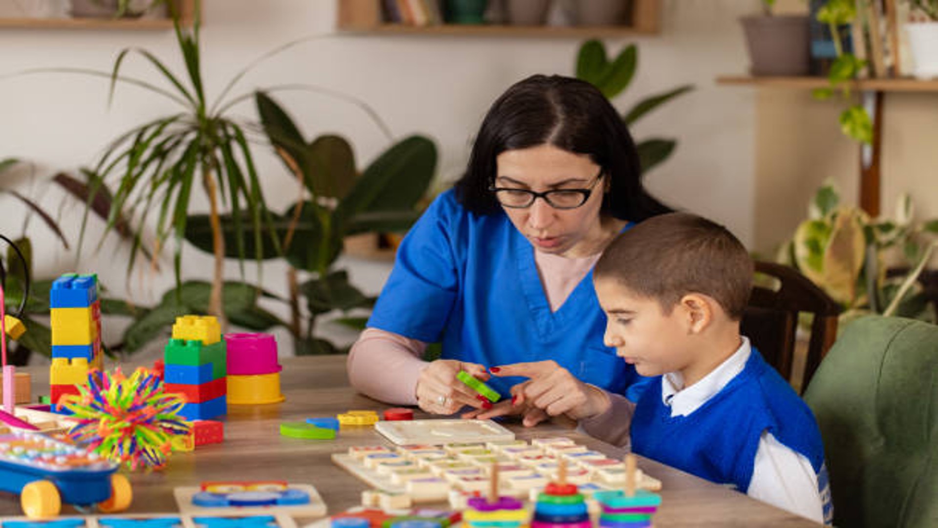Montessori e percorsi personalizzati: come le tracce aiutano i bambini con DSA